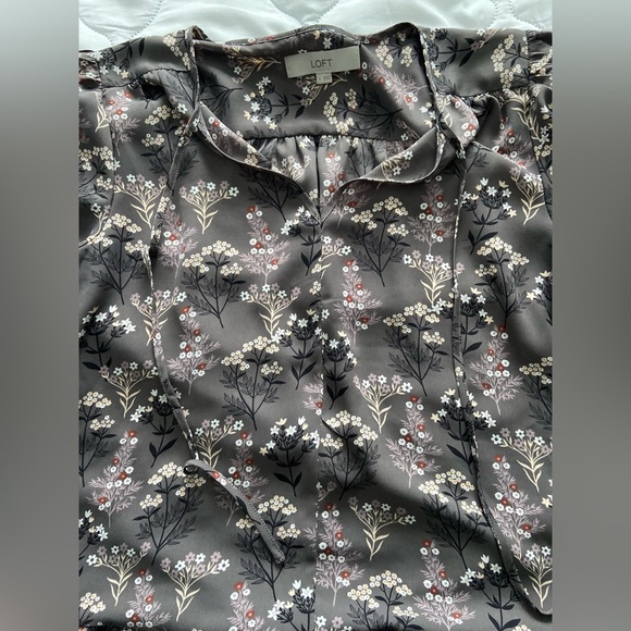 Grey floral blouse with slight peplum - Picture 2 of 5